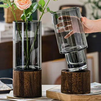 Простая ваза в европейском стиле с цветами, розами и лилиями, домашняя гостиная, обеденный стол, цветочная композиция, деревянная основа, прозрачная стеклянная ваза